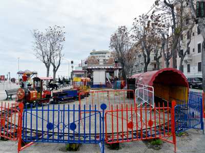 Bari, le giostrine di piazza Diaz